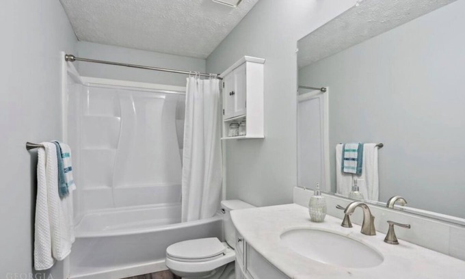 Hapeville House | Fresh and cozy 2bd 1bath home. Only 10mins to the airport and 10mins to the city