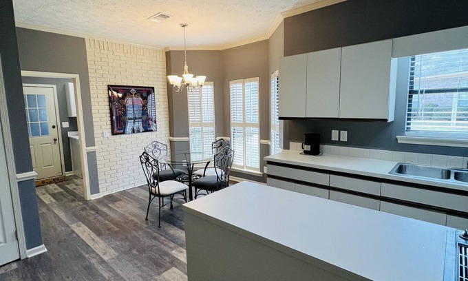 Gunter Afs House | Fresh, modern 3-bedroom residential home