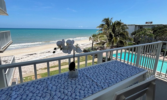 Central Beach Condo | Freshly Renovated in 2025! Cozy 2-bedroom Condo with Ocean Views in Vero Beach