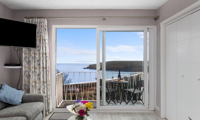 Pembroke Apartment | Freshwater Bay - Sea View Apartment