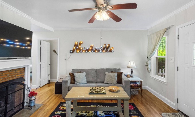 Nashville House | Friendly Family Oasis Airport 5 mins, DT 10 mins