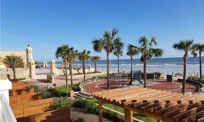 Brush - Stewarts Apartment | Friends and Family Daytona Getaway! Four Modern Units! 2 Pools, Breakfast Buffet