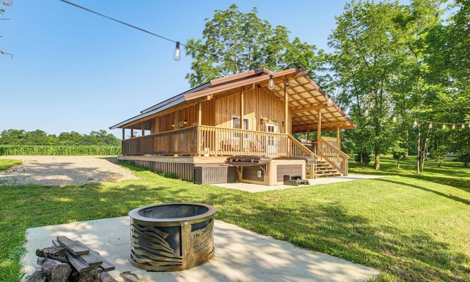 East Fultonham Cabin | 'Friends & Family' Rental Cabin w/Hot Tub!