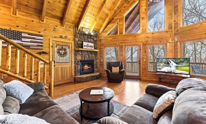 Gatlinburg - Pigeon Forge Cabin | Friends in High Places - 4 BDR family home with Hot Tub & Gaming!