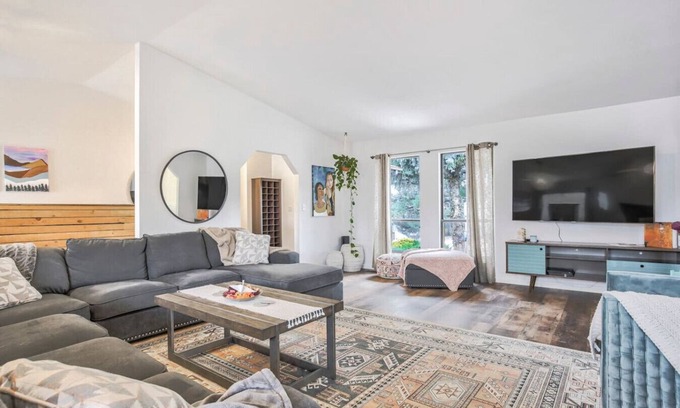 Northeast Colorado Springs Villa | Friendship Fortress~ Garden of the Gods Villa~ 12+