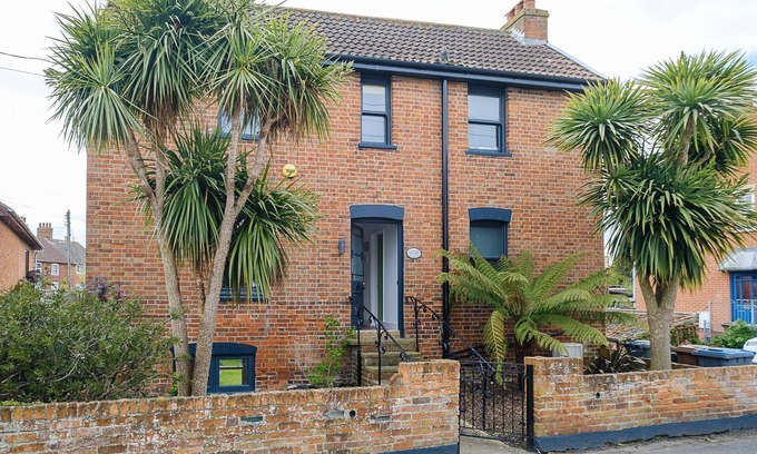 Leiston Cottage | Frogmore Cottage - sleeps 8 guests in 4 bedrooms