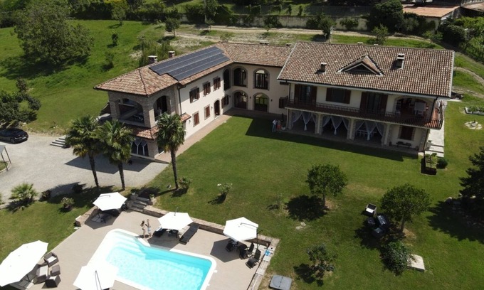 Canelli Apartment | From the old barn comes a large room on two levels with large windows.