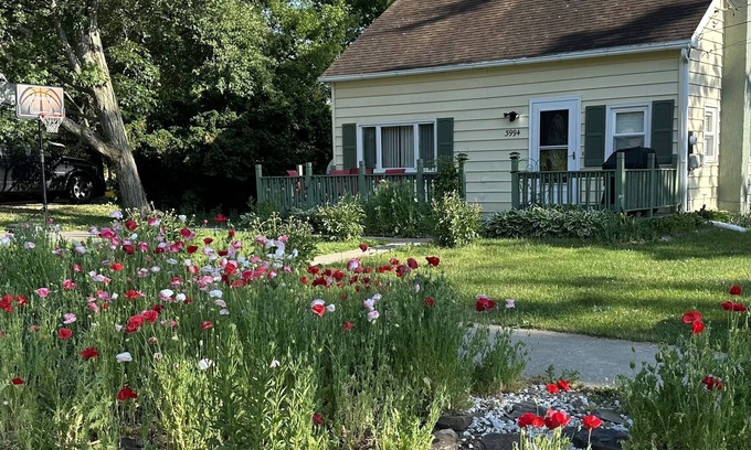 Burdett House | From wine tours to family gatherings, this quaint cape has something for all!