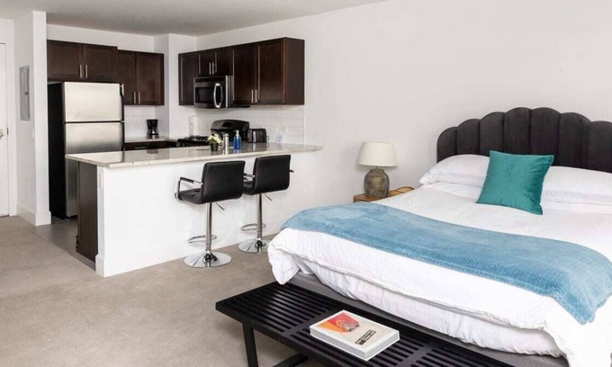 East Hyde Park Apartment | Frontdesk | Debonair Studio Apt with City View