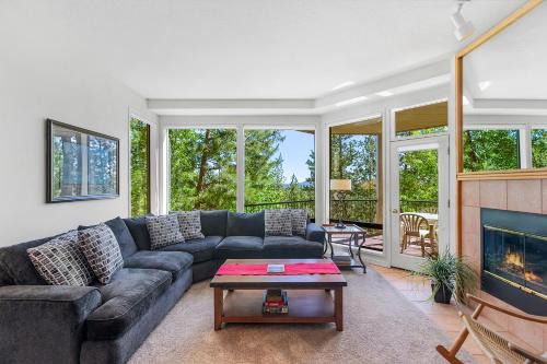 Century West Apartment | Frosty Summit Condo at Mount Bachelor Village Resort with Pool and Hot Tub