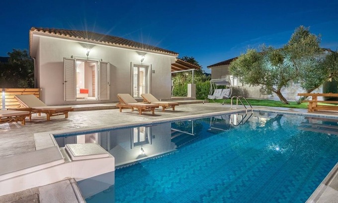 Fiolitis Villa | Ftelia - 3 Bedroom villa with Private Pool and Garden view