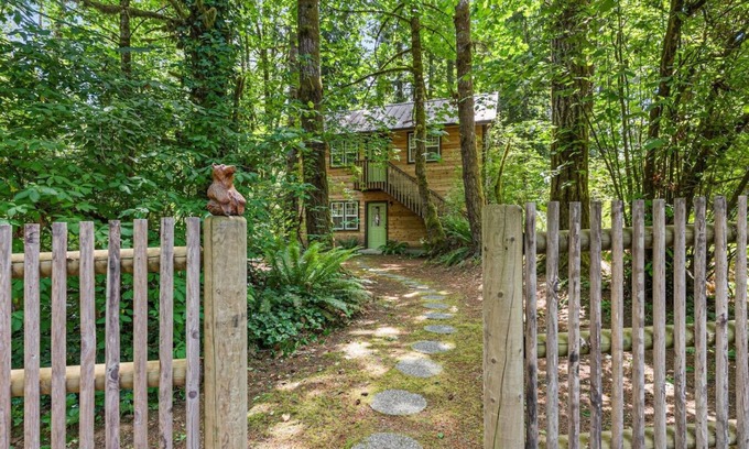 South Colby Cottage | Full Creekside Duplex Near Seattle Ferries