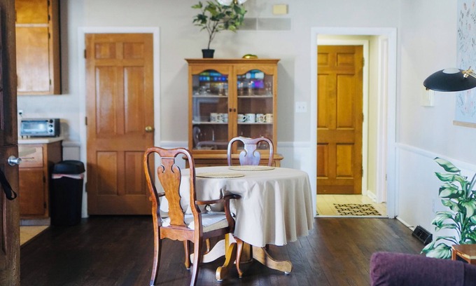 Wayne House | Full Kitchen, 65" TV, Quiet, Convenient, Indianapolis 15 minutes away