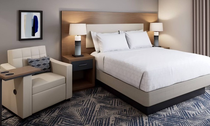 Macomb Hotel | Fully Equipped Studio with Kitchen and Swimming Pool Perfect for Extended Stays