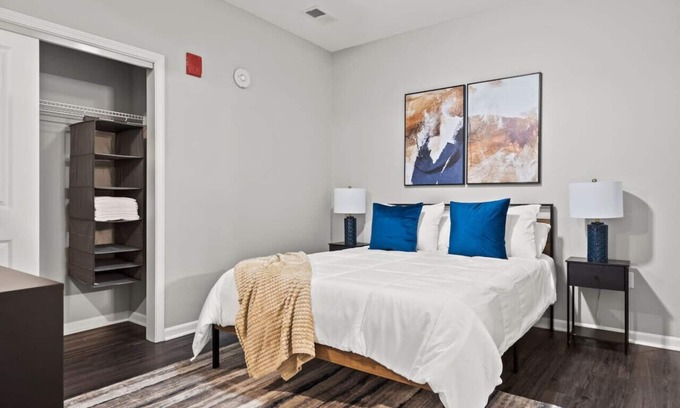 Midtown - Westport Apartment | Fully Furnished 2Bed Apt In Kansas W/Open Kitchen