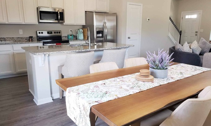 Columbia House | Fully furnished 3 bed, 2.5 bath near shopping, restaurants, and interstate
