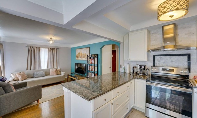 Dearborn House | Fully Furnished & Tasteful Home - West Dearborn