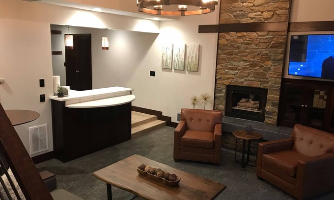 Canadian Lakes Condo | Fully Renovated Condo - Sleeps 7!