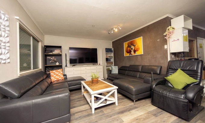Clayfield Apartment | Funky 2-bedroom apartment in Albion with AC, WiFi, Gym