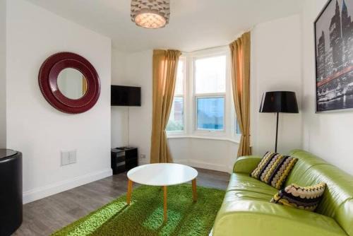 Easton Apartment | Funky Easton flat with parking