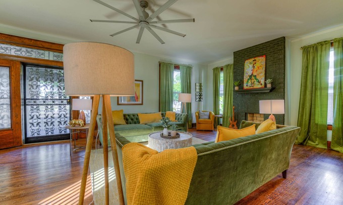 Memphis House | Funky Memphis Game House! FirePit, Gtd pkg, Games!