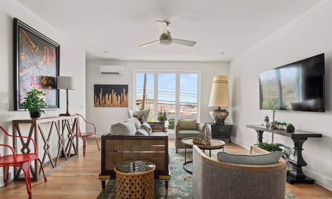 Hermitage House | "Funky Town #10" 3 bedroom -sleeps 9 -15 minutes from Nashville