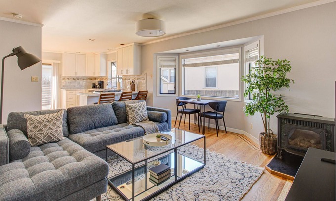Downtown House | Furnished 3BR Home in S San Francisco w/ Parking