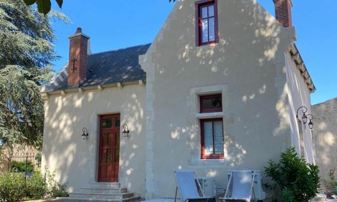 Ainay-le-Vieil House | Gîte élégant avec jardin privé, climatisation et parking à Ainay-le-Vieil - FR-1-586-7