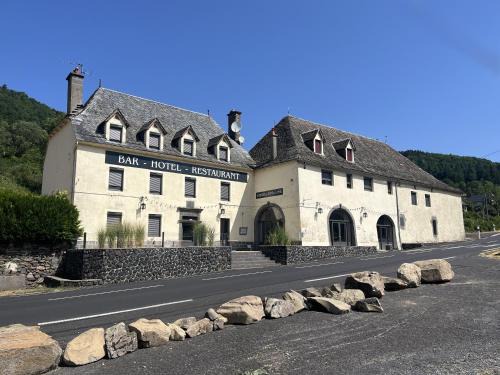 Neuveglise-sur-Truyere Hotel | Gîte-Auberge du Pont de Lanau