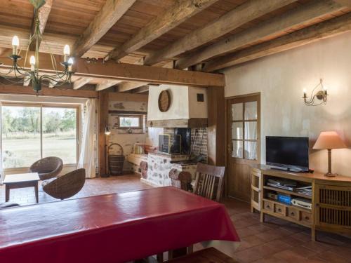 Audes House | Gîte Authentique avec Confort Moderne, Cheminée, Jardin, Jeux pour Enfants, à 13km de Montluçon - FR-1-489-119