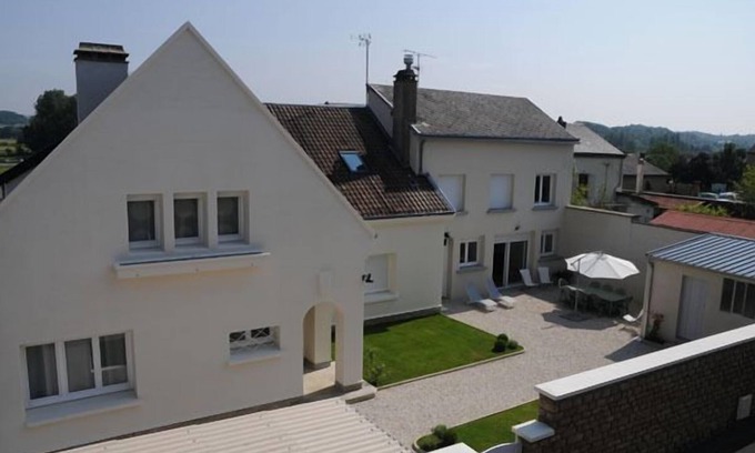 Glaire House | Gîte Boucle de Meuse 150 m voie verte, 3 km Sedan. 3 bicycles, indoor table tennis.