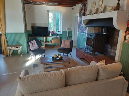Saint-Felix House | Gîte cosy 6 pers. avec piscines partagées et animaux admis dans l'Allier - FR-1-489-565