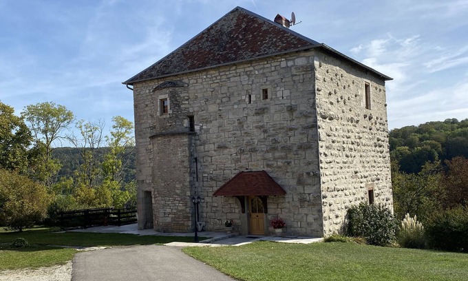 Aissey House | Gîte dans une très jolie tour carré du XII siècle pour 6-8 personnes à COTEBRUNE
