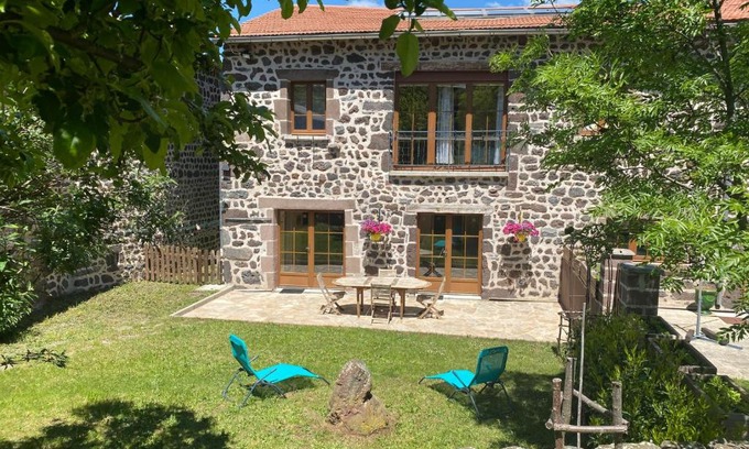 Saint-Christophe-sur-Dolaison House | Gîte à la ferme à Saint-Christophe-sur-Dolaison avec terrasse et chambres privatives - FR-1-582-284