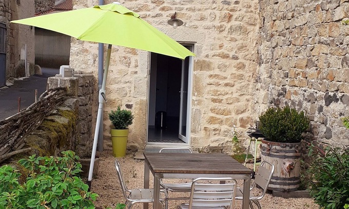 Saint-Germain-Laprade House | Gîte Granet ,petite Maison de Bourg Avec Cour Privative