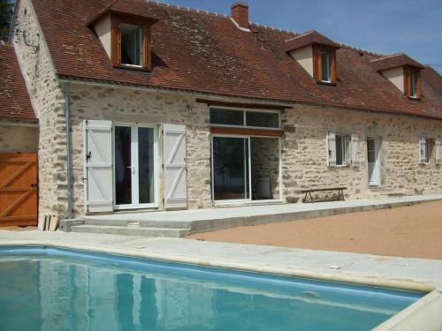 Chirat-l'Eglise House | Gîte rustique et contemporain avec piscine privée, wifi, animaux admis - FR-1-489-229