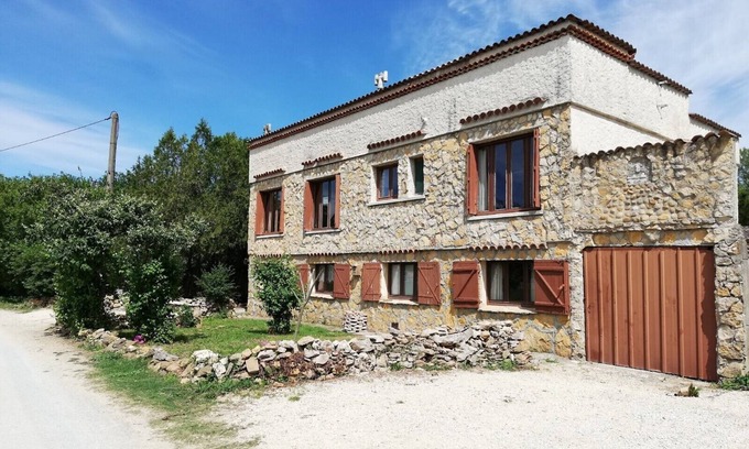 Goudargues House | Gîte Toupian , in nature, 9 pers, large private garden, entre Provence et Ardèche