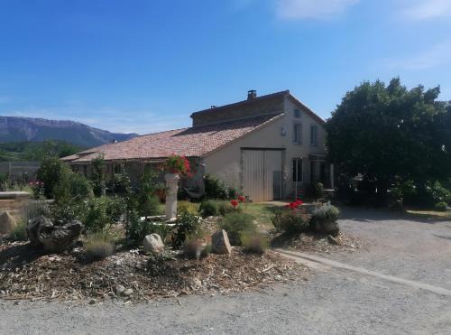 Laragne-Monteglin Apartment | Gîte Uncinatum - La Grange Du Logis