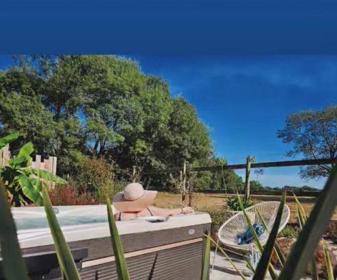 Sallertaine House | Gîtes de charme "l'écrin de Vendée" jacuzzi privatif, piscine chauffée, prestations bien être, vélos à 10 mn de l'océan sur 3,5 h de verdure