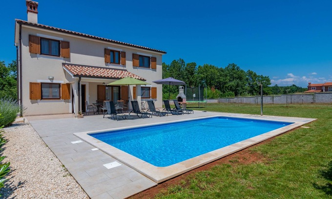 Fuskulin House | Günstig Gelegene Neubau-villa mit Pool