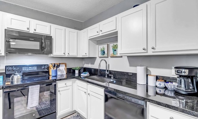 Oak Haven Apartment | ~[G] River Bank Repose Sleeps 6 Private Units~