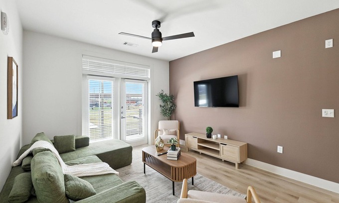 Fort Worth Condo | G95 Luxury Living DT Fort Worth 2B2B Resort Style Amenities, Golf Sim