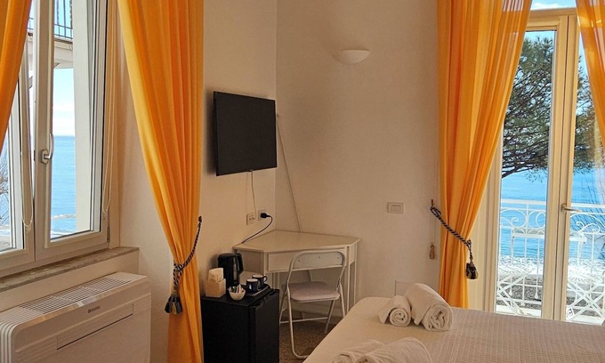 Maiori Resort | Galene - beachfront Costa d'AmalfinnCharming double bedroom with seaview balcony