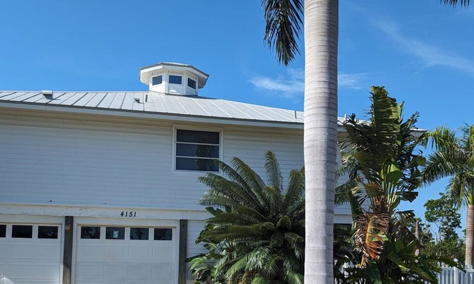 Saint James City House | Galt Island Escape ✨ Family-Friendly waterfront 2BR/2BA with Pool & Boat Lift