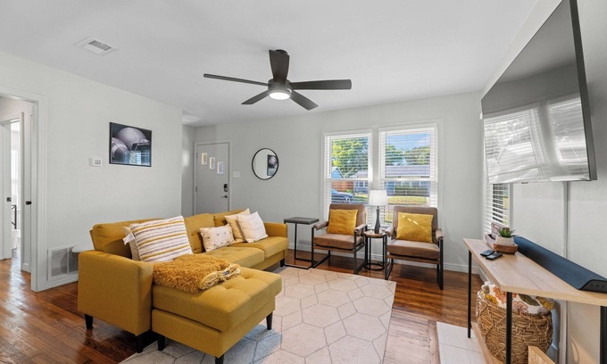 Central Arlington House | Game Day Getaway- 2 bedroom gem