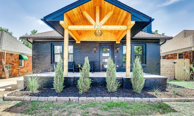 Norman House | Game day getaway! Quick walk to campus & main street entertainment district!
