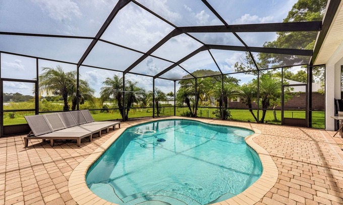 Haines City House | Game, Swim & Unwind: Lakeside Retreat Near Disney