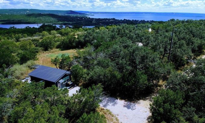 Burnet Cabin | Gamer's Off-Grid & Secluded Getaway, Pets ALLOWED