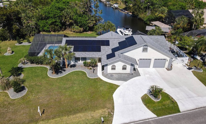 Palm Harbor House | GameRoom | Canal | Large Dock | Pool | Pets OK! 6 beds
