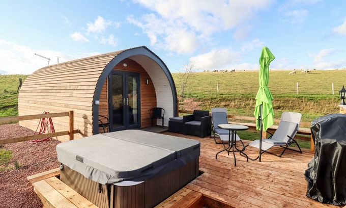 Upper Sapey Cottage | GANDER POD, pet friendly, with hot tub in Clifton Upon Teme